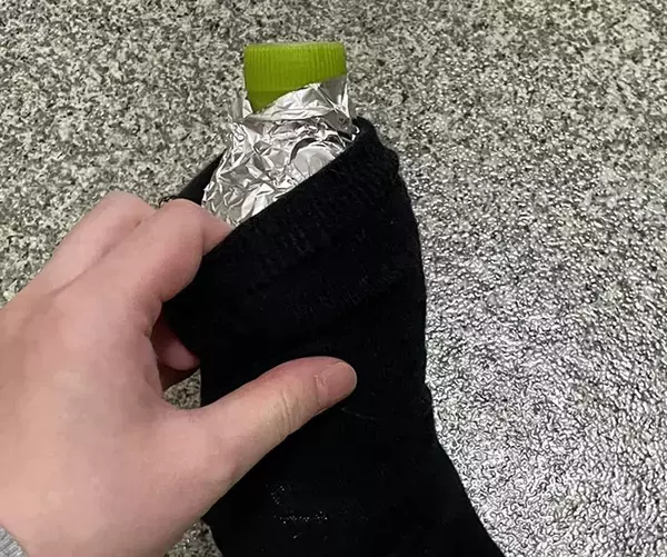 ペットボトルを靴下に入れて…　電気やガスが使えない時に役立つ『水を温かくする』技に挑戦