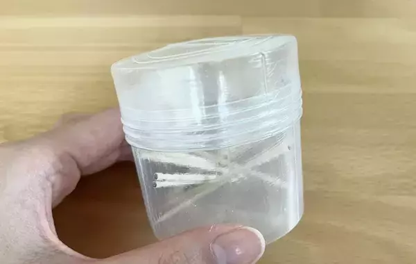 まだ捨てないで！　中身を使い終わった『爪楊枝ケース』にスポンジを入れると…【収納ワザ】