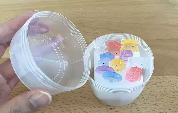 まだ捨てないで！　中身を使い終わった『爪楊枝ケース』にスポンジを入れると…【収納ワザ】