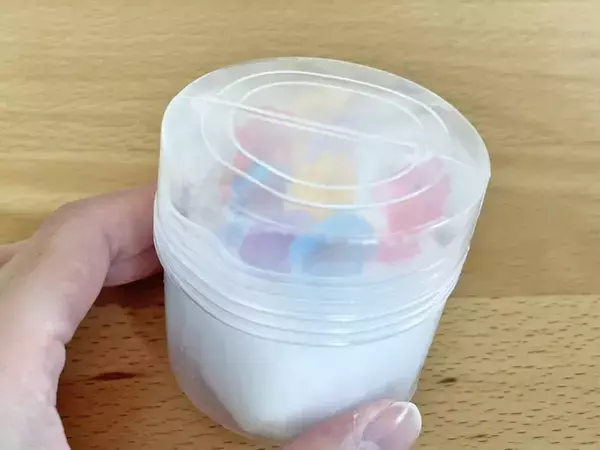 まだ捨てないで！　中身を使い終わった『爪楊枝ケース』にスポンジを入れると…【収納ワザ】