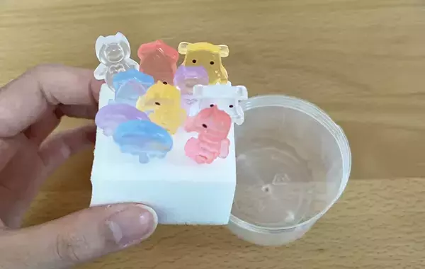 まだ捨てないで！　中身を使い終わった『爪楊枝ケース』にスポンジを入れると…【収納ワザ】