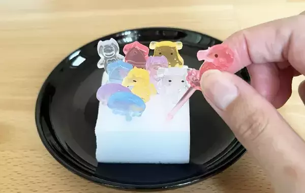 まだ捨てないで！　中身を使い終わった『爪楊枝ケース』にスポンジを入れると…【収納ワザ】