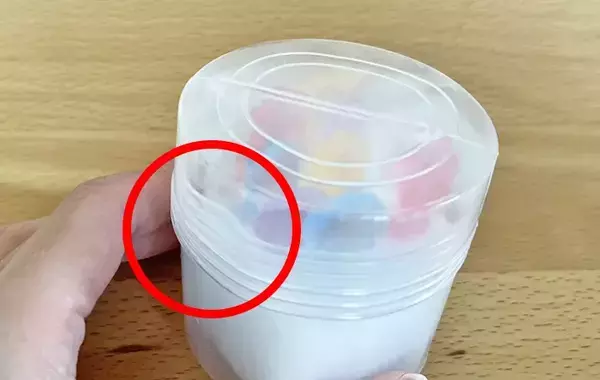 まだ捨てないで！　中身を使い終わった『爪楊枝ケース』にスポンジを入れると…【収納ワザ】