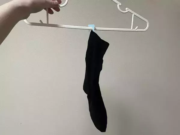 靴下を干すスペースがない！　食パンについているアイテムを使った裏技に挑戦