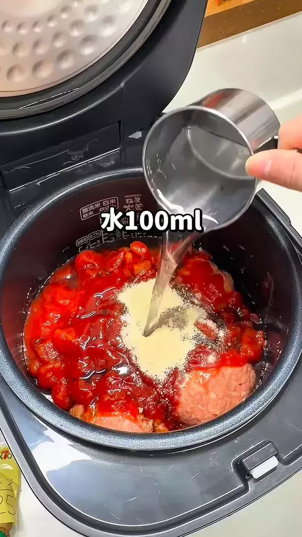 炊飯器にひき肉とトマト缶を入れて…　完成した一品が？「早速作ります！」【栄養士直伝】