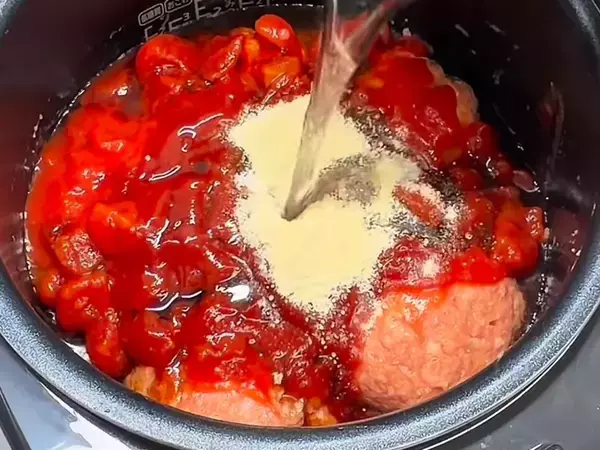 炊飯器にひき肉とトマト缶を入れて…　完成した一品が？「早速作ります！」【栄養士直伝】