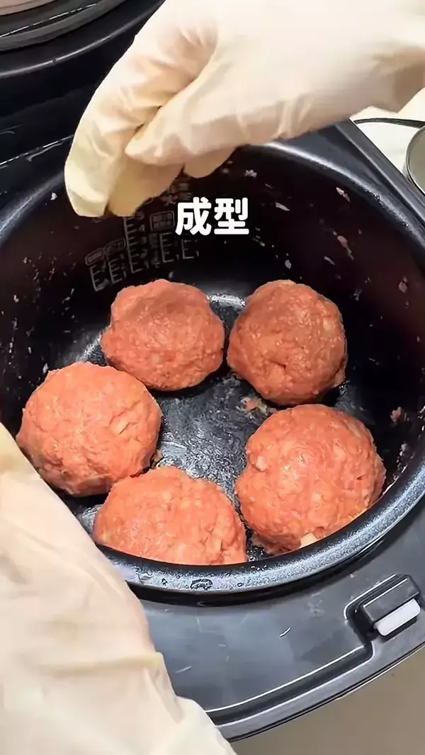 炊飯器にひき肉とトマト缶を入れて…　完成した一品が？「早速作ります！」【栄養士直伝】