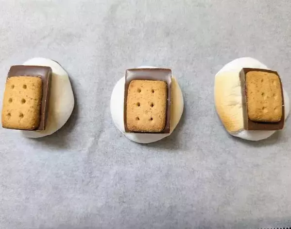 マシュマロを『アルフォート』で挟んだら…　目からウロコの裏技に「早く知りたかった」