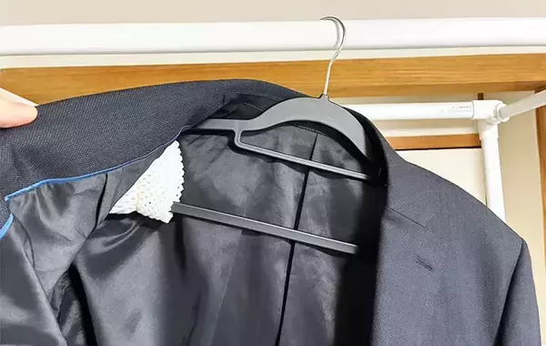 余ったフルーツキャップの『超便利な使い方』　ハンガーに取り付けるだけで…「これで解決！」