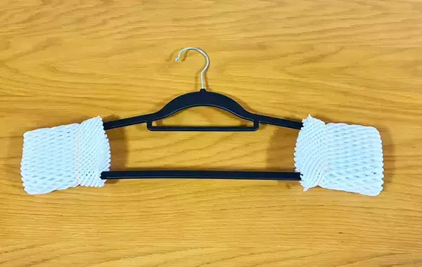 余ったフルーツキャップの『超便利な使い方』　ハンガーに取り付けるだけで…「これで解決！」