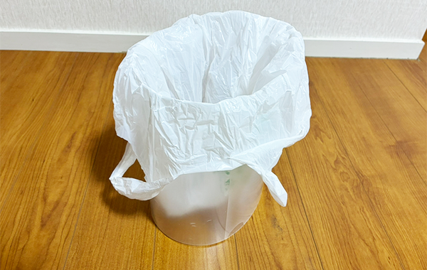 余ったクリアファイル1枚で「部屋の雰囲気が変わった！」　ゴミ箱の生活感を抑える裏技が？