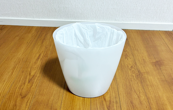 余ったクリアファイル1枚で「部屋の雰囲気が変わった！」　ゴミ箱の生活感を抑える裏技が？