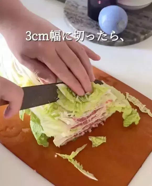 白菜の葉に『餃子の皮』を挟んで煮込むと？　完成した料理に「真似します」「おいしそう」