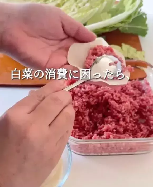 白菜の葉に『餃子の皮』を挟んで煮込むと？　完成した料理に「真似します」「おいしそう」
