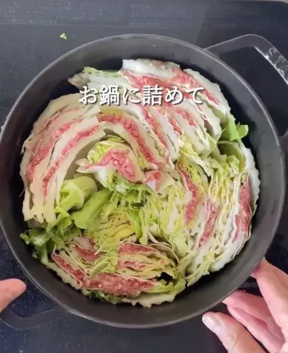 白菜の葉に『餃子の皮』を挟んで煮込むと？　完成した料理に「真似します」「おいしそう」