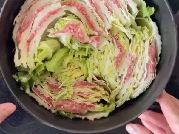 白菜の葉に『餃子の皮』を挟んで煮込むと？　完成した料理に「真似します」「おいしそう」