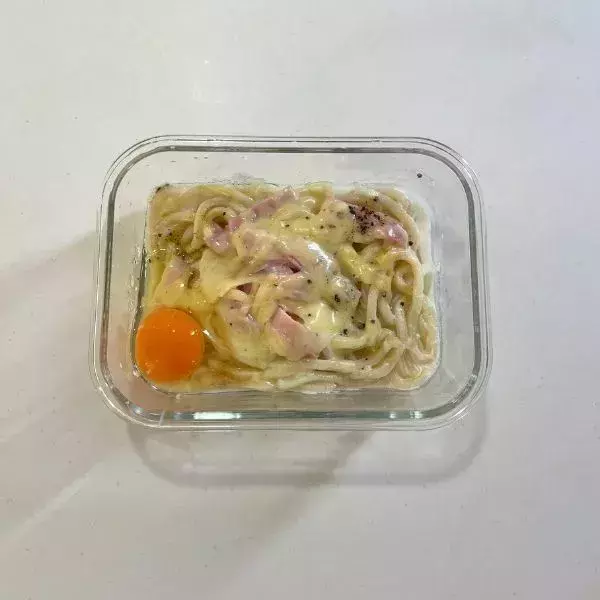 熱いうちに『卵』を混ぜると？　冷凍うどんの食べ方に「最高にウマい」「リピ確」