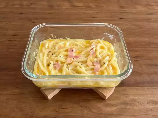 熱いうちに『卵』を混ぜると？　冷凍うどんの食べ方に「最高にウマい」「リピ確」