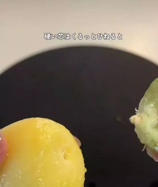 冷凍したキウイ　表面に水をかけると…「絶対やる」「次からコレ」