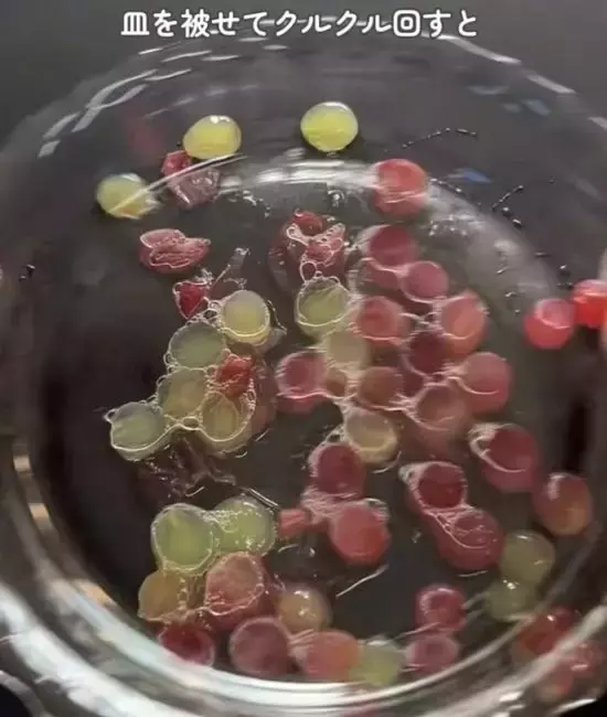 冷凍したキウイ　表面に水をかけると…「絶対やる」「次からコレ」