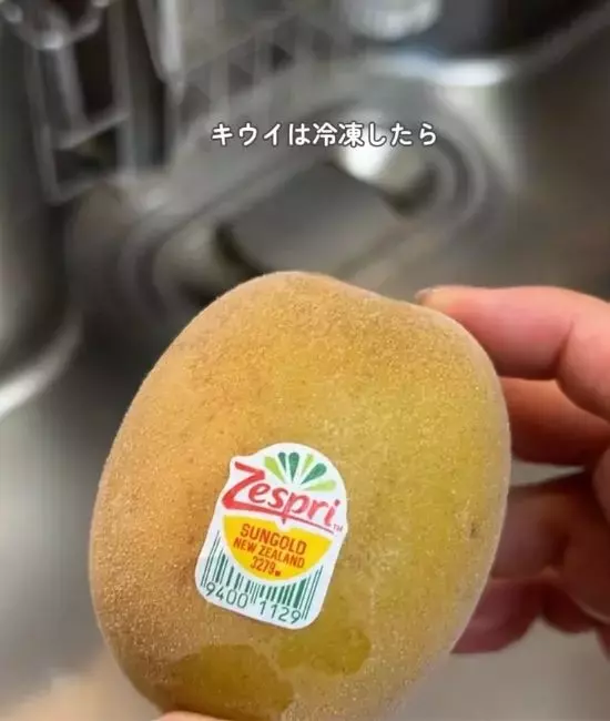 冷凍したキウイ　表面に水をかけると…「絶対やる」「次からコレ」