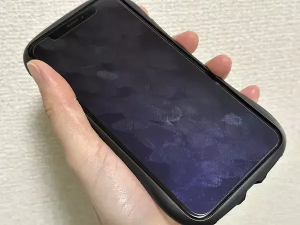 指紋がベタベタついたスマホ　服ではなく『220円』のアイテムで拭くと…　「めちゃキレイになった」