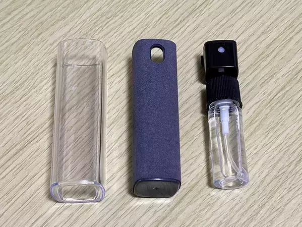 指紋がベタベタついたスマホ　服ではなく『220円』のアイテムで拭くと…　「めちゃキレイになった」