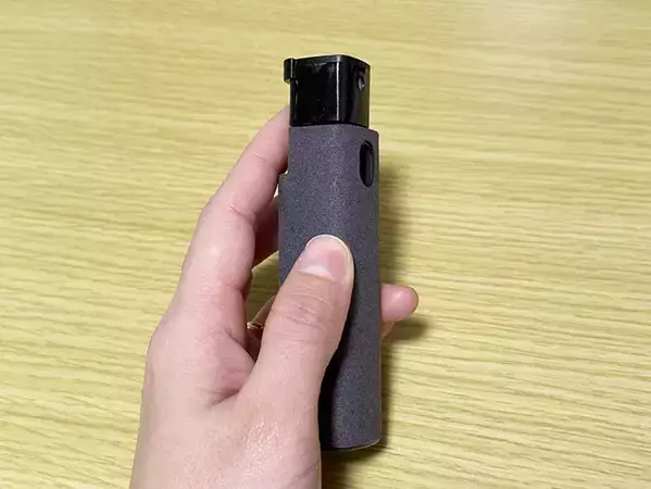 指紋がベタベタついたスマホ　服ではなく『220円』のアイテムで拭くと…　「めちゃキレイになった」