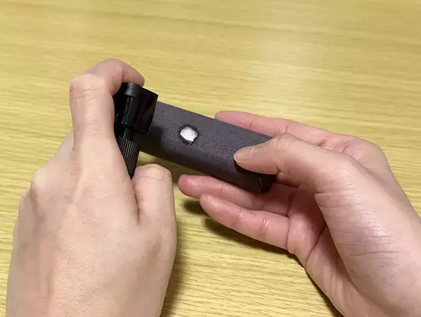 指紋がベタベタついたスマホ　服ではなく『220円』のアイテムで拭くと…　「めちゃキレイになった」