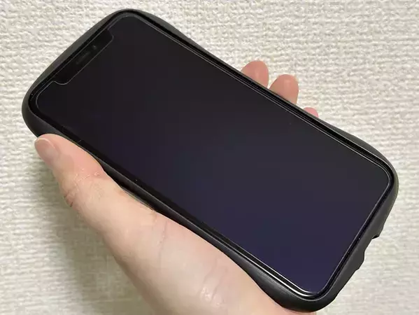 指紋がベタベタついたスマホ　服ではなく『220円』のアイテムで拭くと…　「めちゃキレイになった」