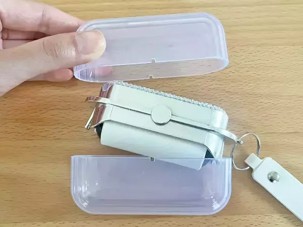 ダイソーで見つけた『半透明のアイテム』　出先で助かる“神商品”だった！【ほこり取り】