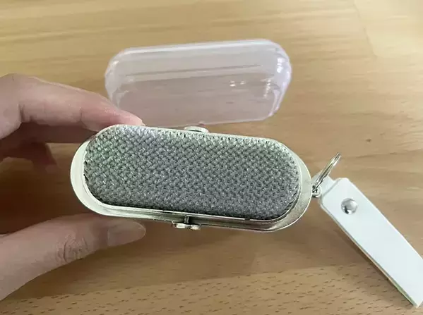 ダイソーで見つけた『半透明のアイテム』　出先で助かる“神商品”だった！【ほこり取り】