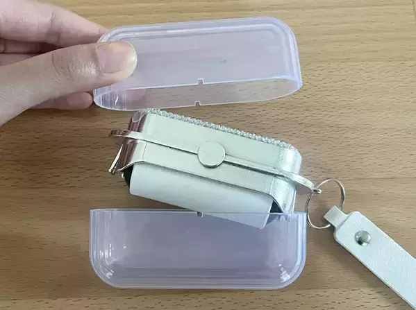 ダイソーで見つけた『半透明のアイテム』　出先で助かる“神商品”だった！【ほこり取り】