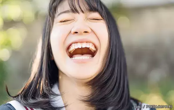 『XD』や『:P』の意味は？　英文の後ろに付いている『謎の記号』、スマホを傾けてみると…？