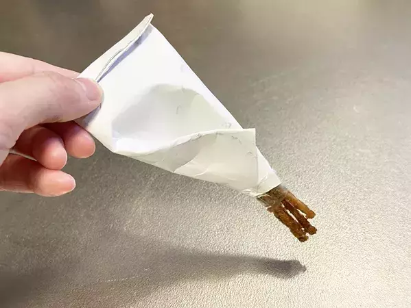 竹串を捨てる時は、トイレットペーパーの芯を使って！　ゴミ袋の『穴開き対策』に「その手があったか」