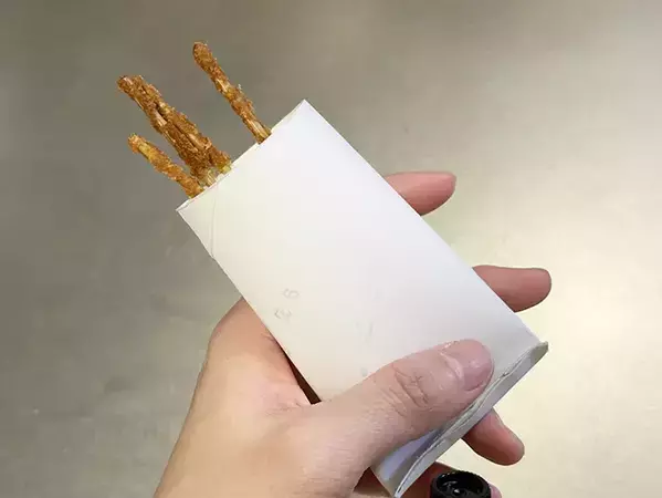 竹串を捨てる時は、トイレットペーパーの芯を使って！　ゴミ袋の『穴開き対策』に「その手があったか」