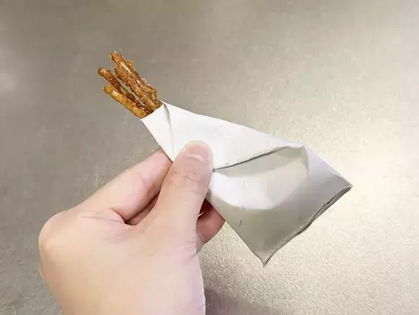 竹串を捨てる時は、トイレットペーパーの芯を使って！　ゴミ袋の『穴開き対策』に「その手があったか」