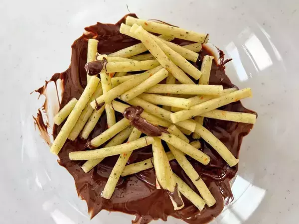 普通に食べるのもったいない！　『じゃがりこ』に溶かしたチョコを絡ませたら？