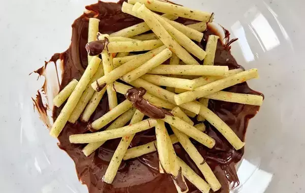 普通に食べるのもったいない！　『じゃがりこ』に溶かしたチョコを絡ませたら？