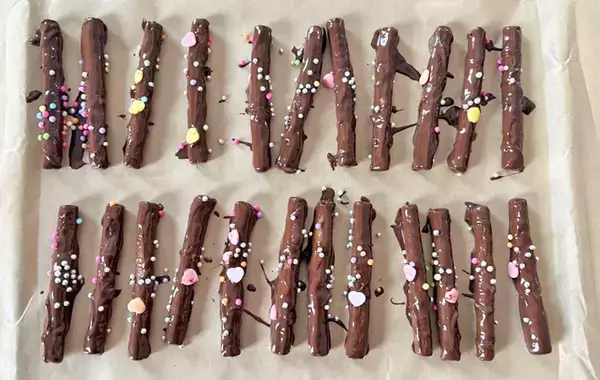 普通に食べるのもったいない！　『じゃがりこ』に溶かしたチョコを絡ませたら？