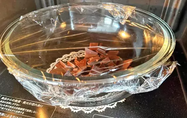 普通に食べるのもったいない！　『じゃがりこ』に溶かしたチョコを絡ませたら？