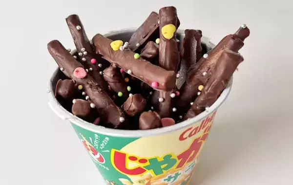 普通に食べるのもったいない！　『じゃがりこ』に溶かしたチョコを絡ませたら？