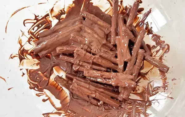 普通に食べるのもったいない！　『じゃがりこ』に溶かしたチョコを絡ませたら？