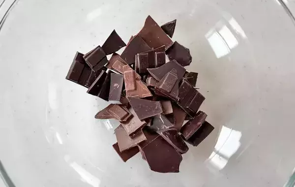 普通に食べるのもったいない！　『じゃがりこ』に溶かしたチョコを絡ませたら？