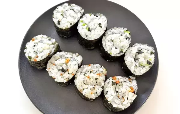 3歳の娘が「食べやすい」とパクパク！　巻いて切るだけの『一口おにぎり』が超簡単