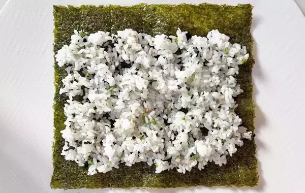 3歳の娘が「食べやすい」とパクパク！　巻いて切るだけの『一口おにぎり』が超簡単