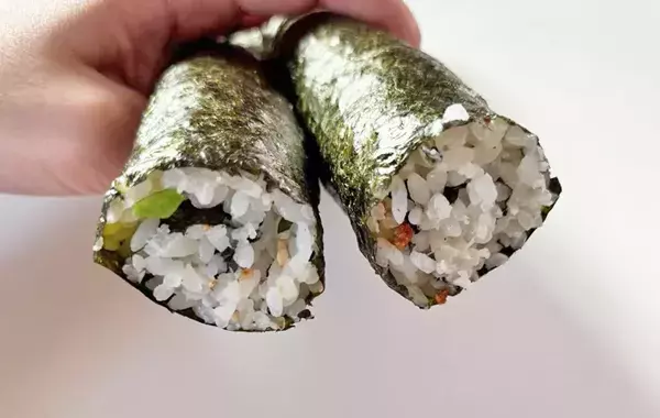 3歳の娘が「食べやすい」とパクパク！　巻いて切るだけの『一口おにぎり』が超簡単