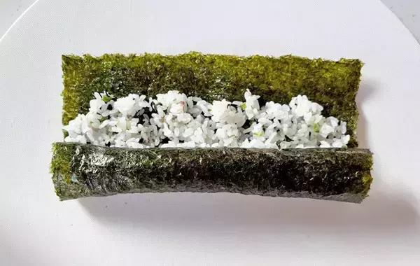 3歳の娘が「食べやすい」とパクパク！　巻いて切るだけの『一口おにぎり』が超簡単