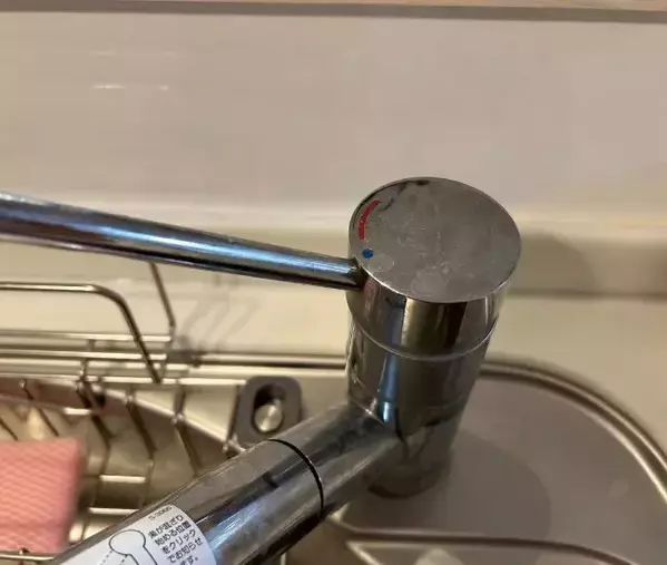 蛇口の水垢を『クッキングシート』で磨くと？　試した結果に思わず声が出た！