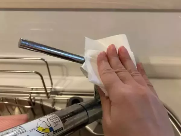 蛇口の水垢を『クッキングシート』で磨くと？　試した結果に思わず声が出た！